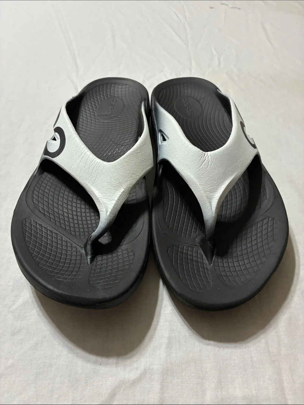 Men’s OOFOs OOriginal Sport Recovery Flip Flop Sandals (Black/White)